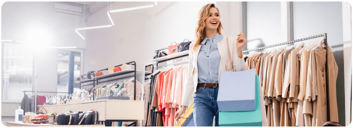Mulher feliz fazendo compras com camapanha promocional e com um sistema para loja de roupas e calçados